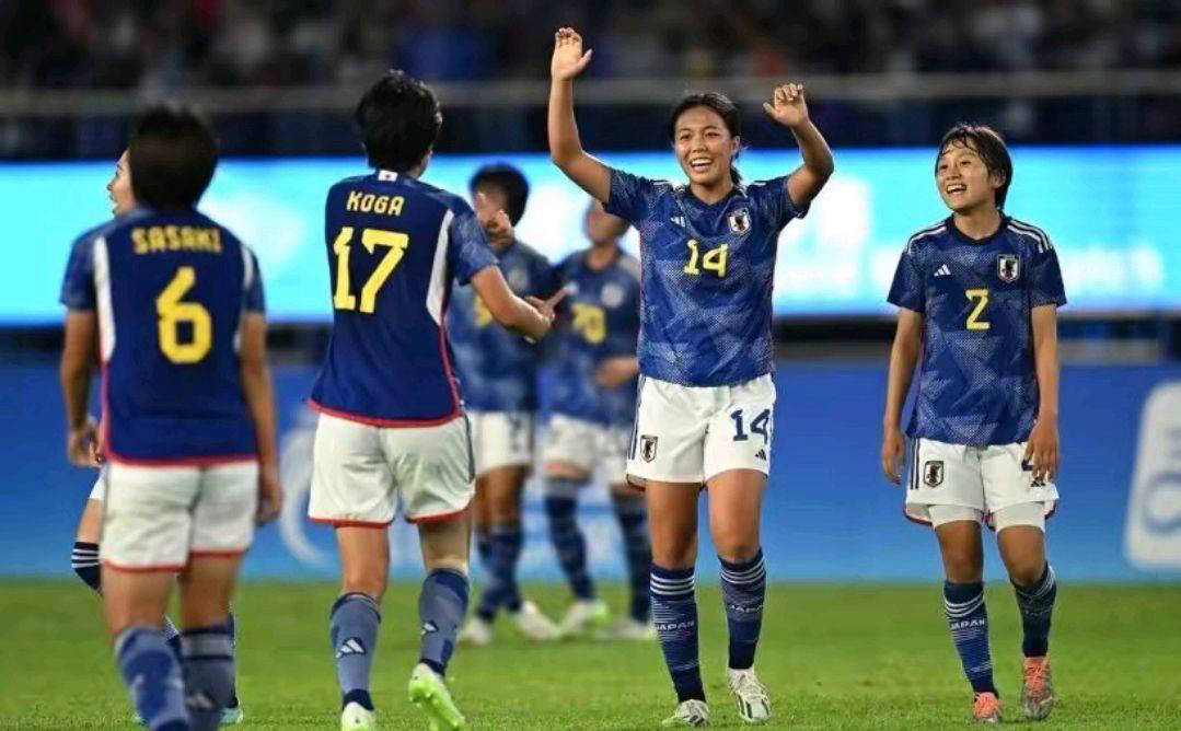 雄心勃勃的女足选手，为梦想奋斗的简单介绍